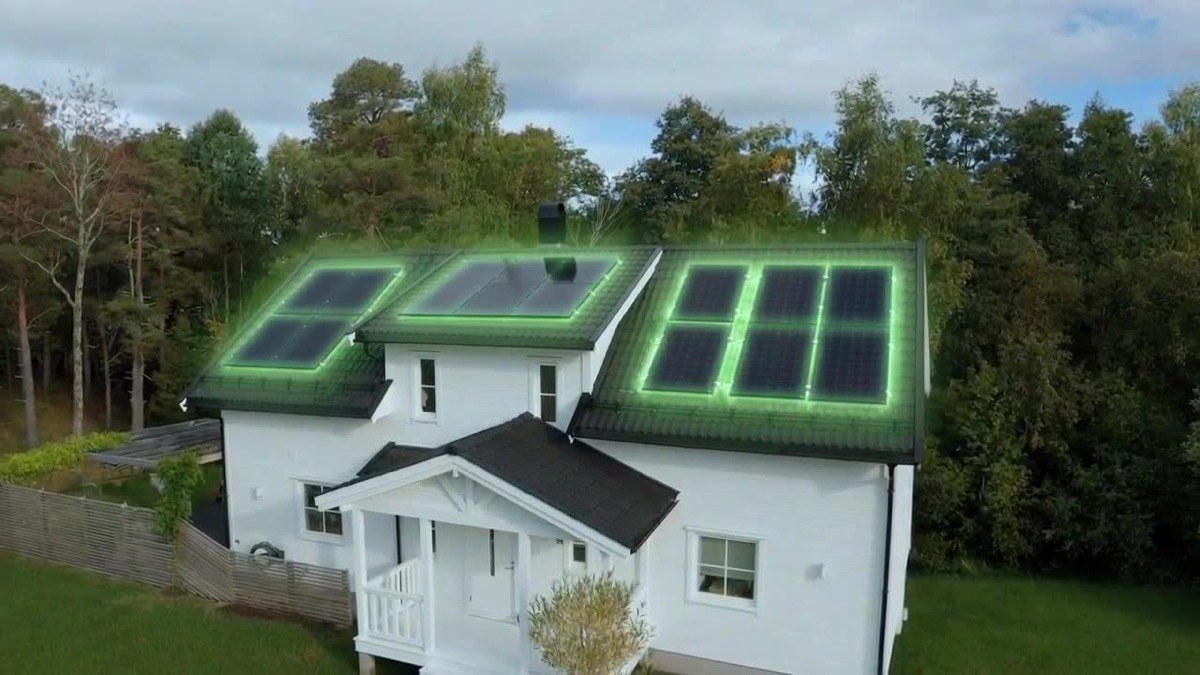 Hvitt norsk hus med solcellepaneler omgitt av skog