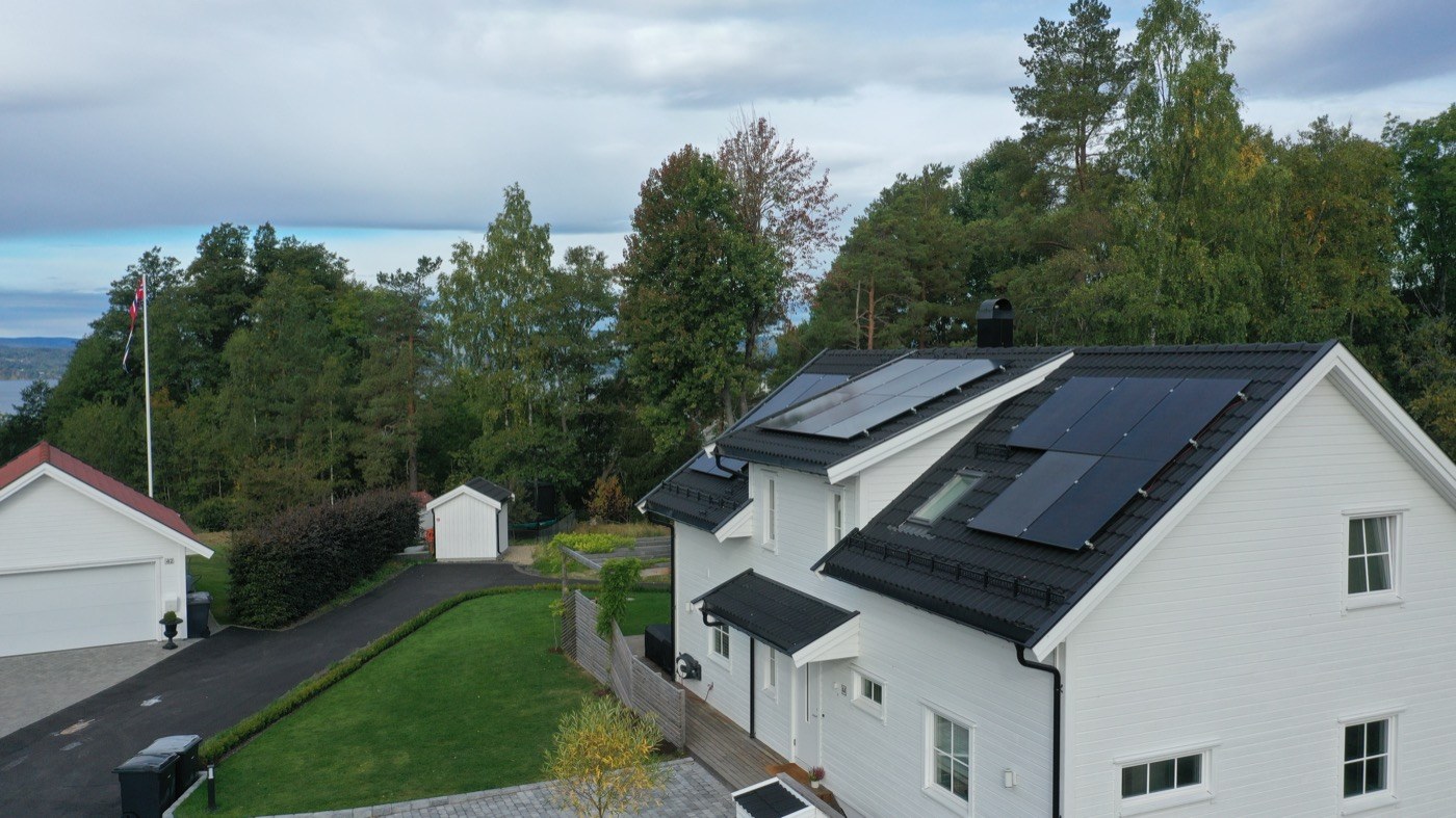 Norsk boligområde med flere takmonterte solcelleanlegg